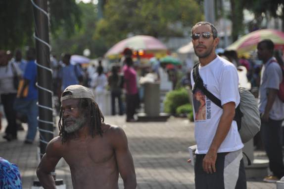 Caminhando na Praça da Independência, que na verdade é um boulevard, em Port of Spain, capital de Trinidad e Tobago
